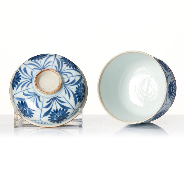 A blue and white jar with cover, Qing dynasty, Kangxi (1662-1722).