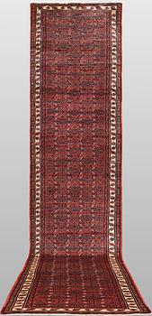 A Hosseinabad runner carpet, 508 x 105 cm.