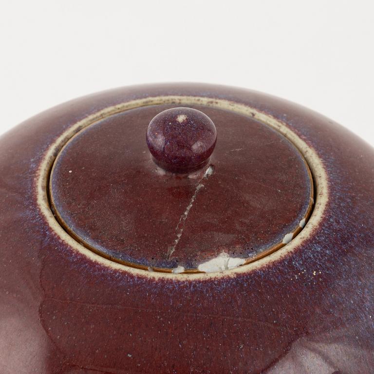 Two lidded urna, and a bowl, porcleain, China, around 1900.