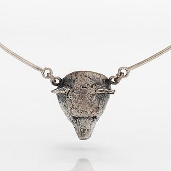 Eila Minkkinen, kaulakoru, karhu, sterlinghopea, 2017.