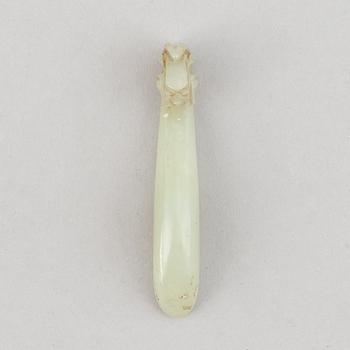 Bältespänne samt skulpturer, 2 st, nefrit. Kina, tidigt 1900-tal.