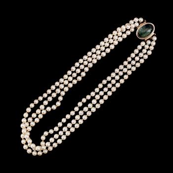 PÄRLCOLLIER, 3-radigt med lås av 18 k guld, svenska stämplar 1965.