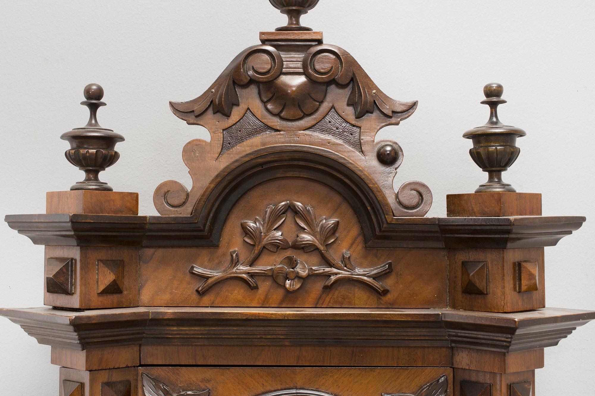 VÄGGUR, s k lodur, renässansstil, 1800-talets andra hälft.