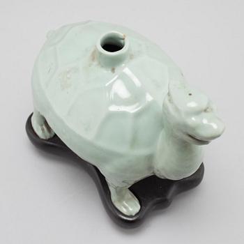 681. A celadon glazed water dropper, Qing dynasty (1644-1912).