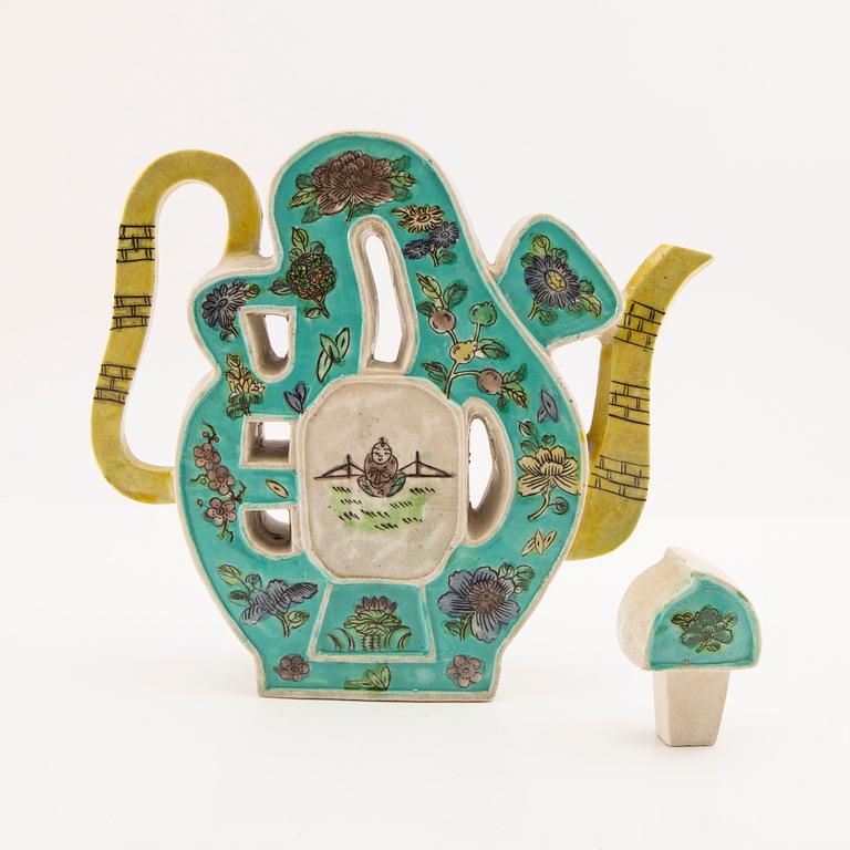 A Chinese tea pot with cover, late Qing dynasty, circa 1900.