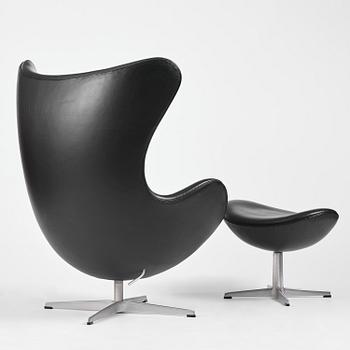 Arne Jacobsen, fåtölj med fotpall, "Ägget", Fritz Hansen, Danmark, 2001.
