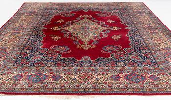 A semi-antique Kerman carpet, ca 431 x 312,5 cm.