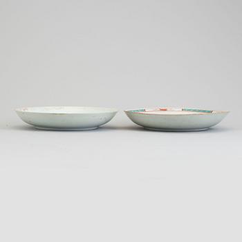 SKÅLFAT, två stycken, kompaniporslin. Qingdynastin, Qianlong (1736-95).