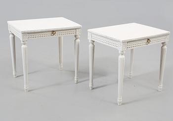 SÄNGBORD, ett par, gustaviansk stil, 1900-talets andra hälft.