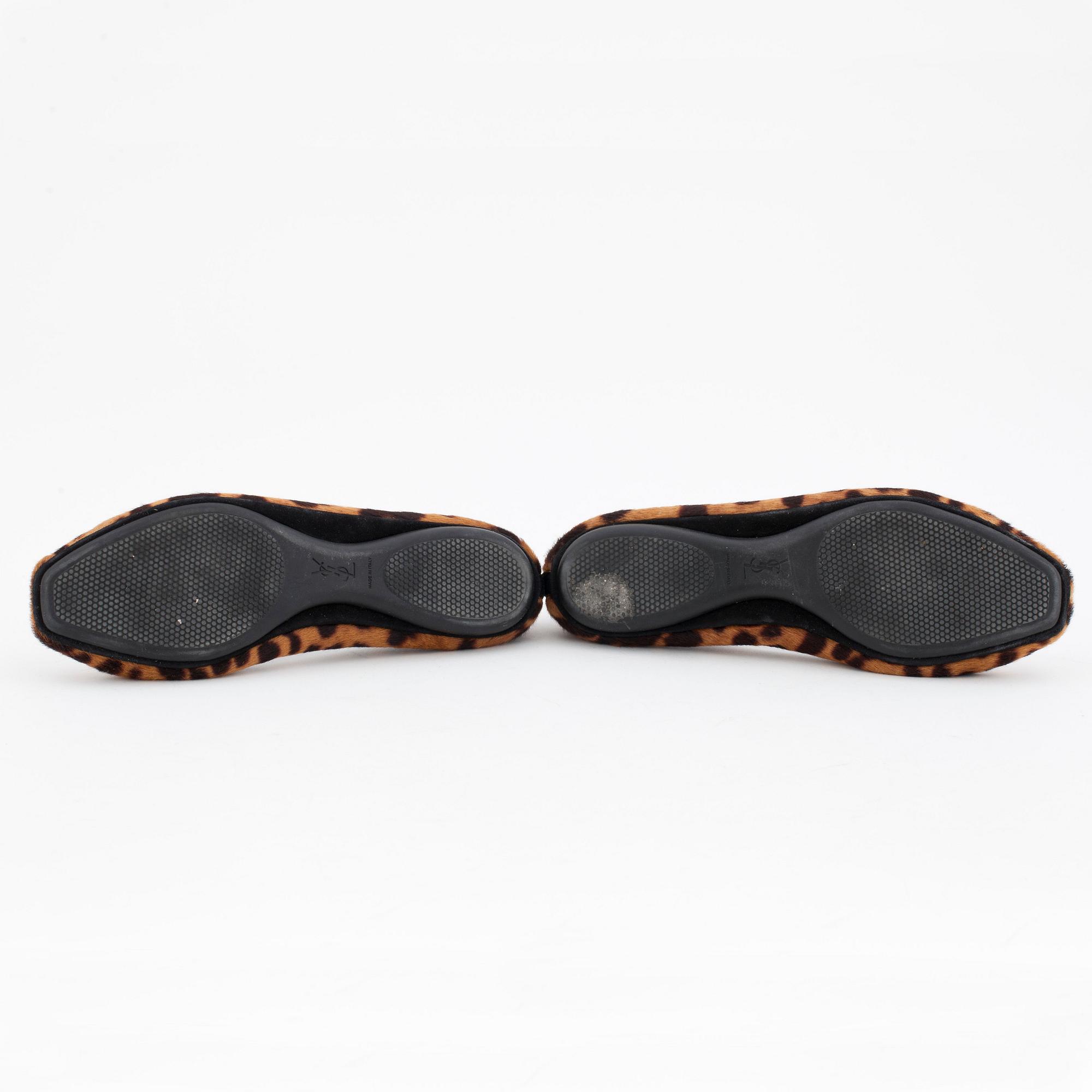 YVES SAINT LAURENT, ett par ballerinaskor.