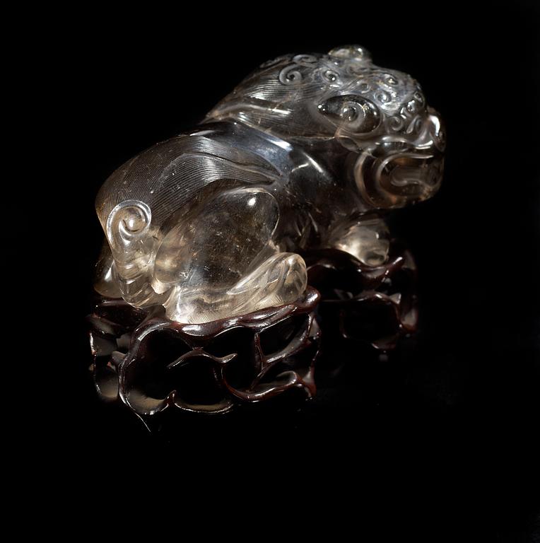 A carved quartz figure of a mythical beast, late Qing dynasty.