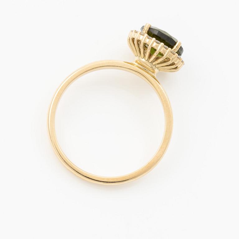 Ring 14K gold with green tourmaline and brilliant-cut diamonds.