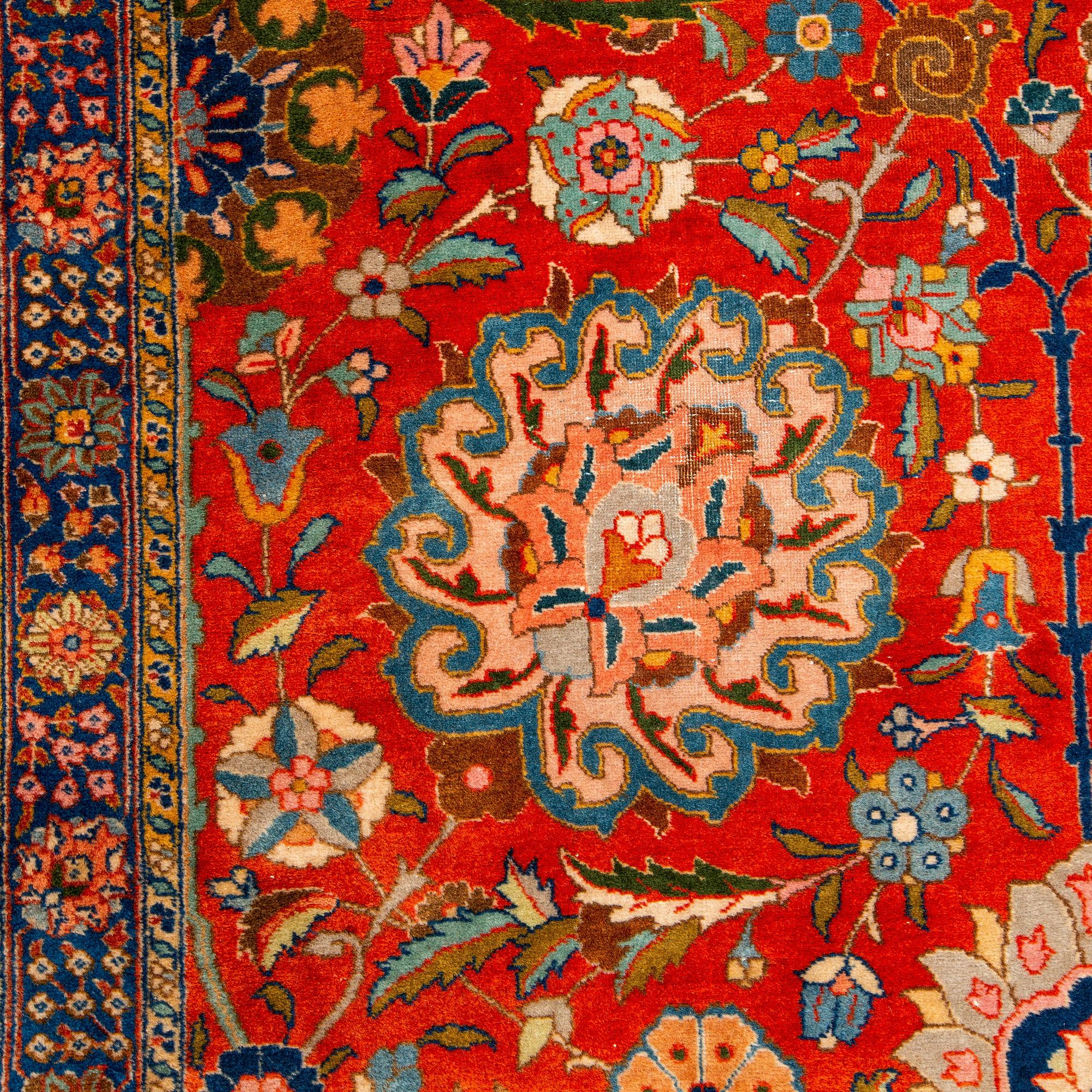 Matta, semiantik Täbris, ca 528-535 x 346,5-352,5 cm, signerad Farhan.