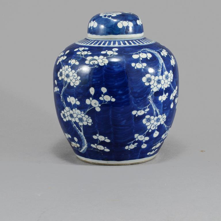 BOJAN MED LOCK, porslin, Kina, 1900-tal.