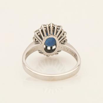 Ring, 18k vitguld med briljantslipade diamanter och safir.