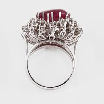 RING, 18K vitguld med naturlig cabochonslipad rubin, 16.15 ct samt små briljantslipade diamanter. Vikt 14,1 gram.