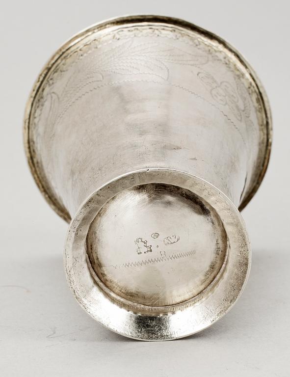 BÄGARE, silver, Aron Wangstelius (verksam 1752-1794), Torshälla. Samt fat, silver, stämplat 830. Total vikt ca 250.