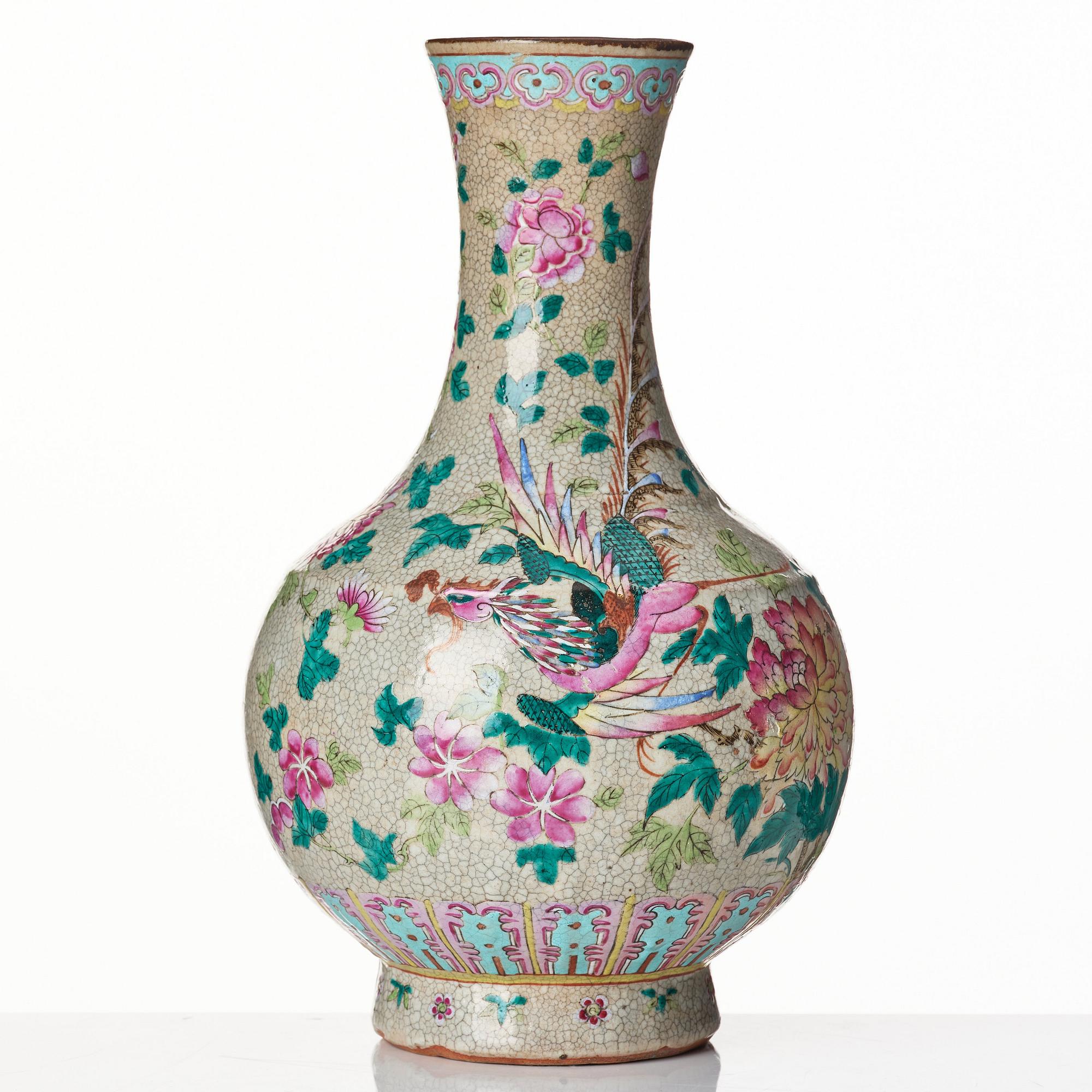 A ge glazed Chinese vase, late Qing dynasty, circa 1900.