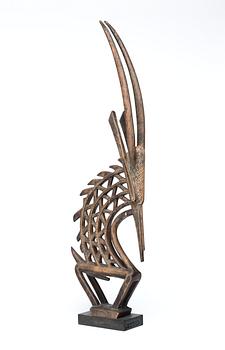 HUVUDPRYDNAD. Tshiwara (stiliserad antilop). Trä. Bambara-stammen. Mali ca 1920-1940. Höjd 86 cm.