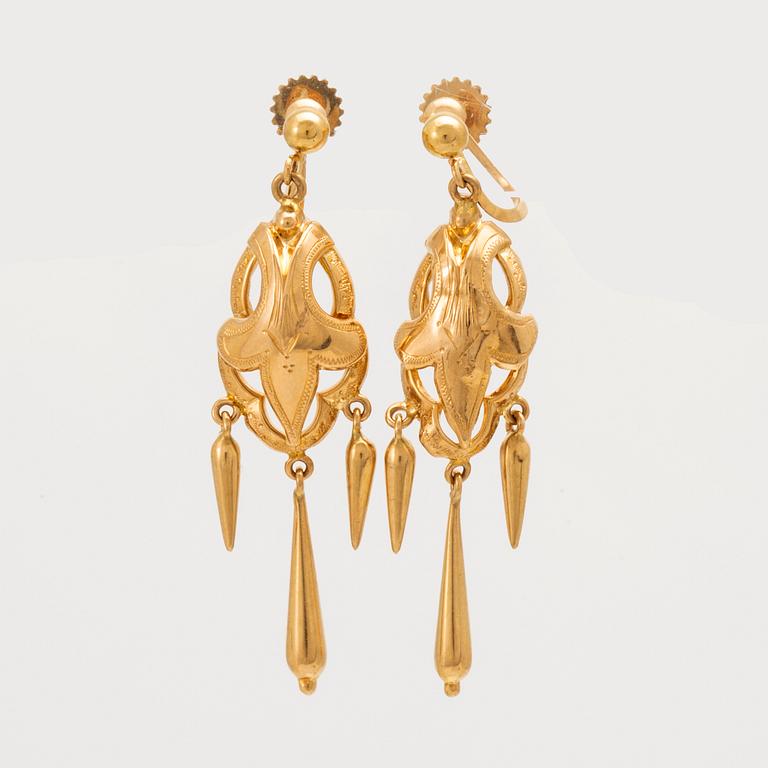 A pair of 18C gold earrings around 1900 weight 3,0 grams length 5 cm.