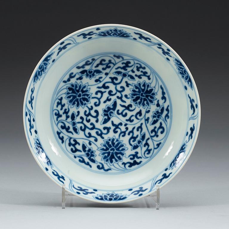 A set of blue and white lotus dishes, Qing dynasty, 19th century with Tongzhis six character mark in underglaze blue.