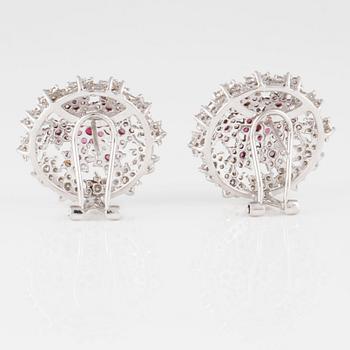 ÖRHÄNGEN, 18K vitguld med briljantslipade diamanter ca 2.10 ct, rubiner 0.70 ct samt rosa safirer ca 1.10 Vikt 9,9 g.