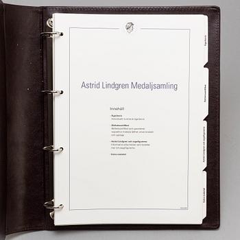 SILVERMYNT I ETUI, 14 st, 99,9% silver, sagofigurer, Astrid Lindgren 1907 - 2002. Ca 378 g.