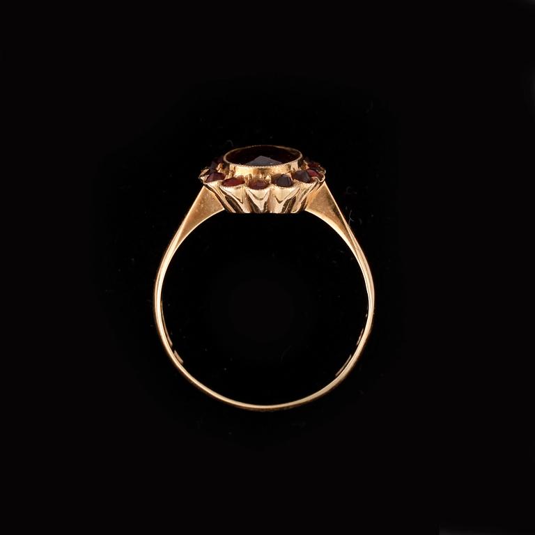 RING, 18K guld med granater, Gustav Dahlgren och co, Malmö, 1936. Vikt ca 2,3g.