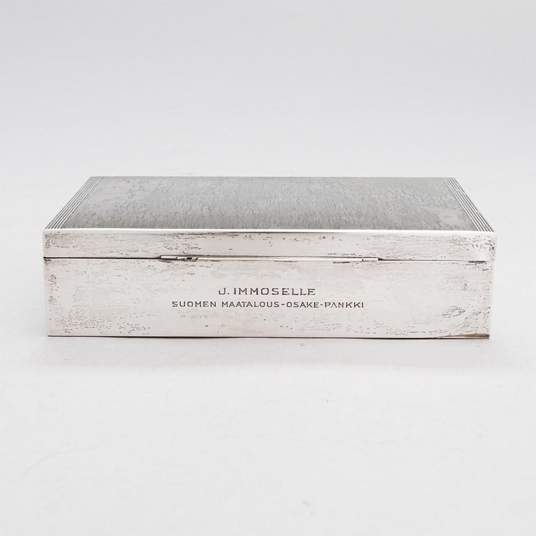 A silver cigar box, Finnish controlmark by Oskar Lindroos, Helsinki 1942.