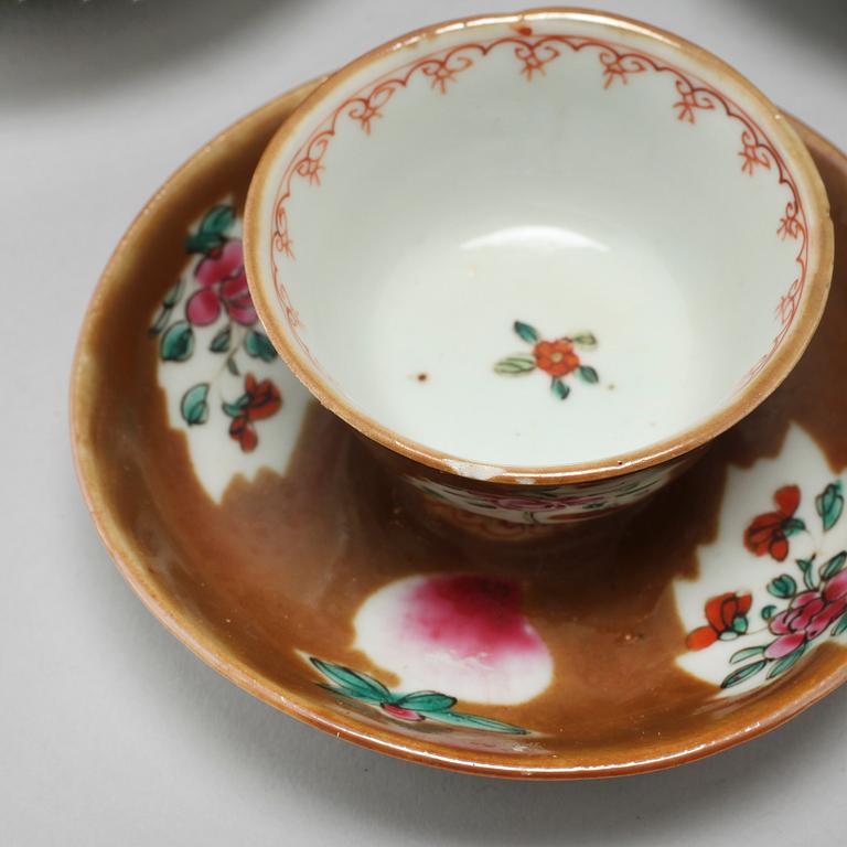 A porcelain teapot and seven cups from China, 18th century.