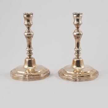 LJUSSTAKAR, ett par, Louis XV-stil, nysilver, omkring sekelskiftet 1900.