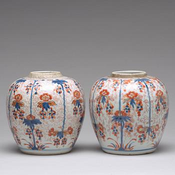 BOJANER, ett par, porslin. Qingdynastin, 1700-tal.