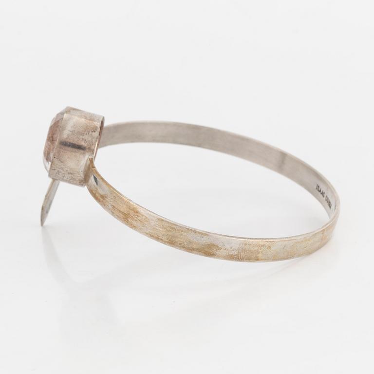 ISAAC COHEN, armring, silver och bergkristall, Galerie 22:an, Stockholm, 1967.