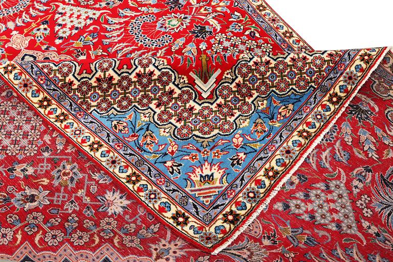 A Kashan carpet, c. 350 x 224 cm.