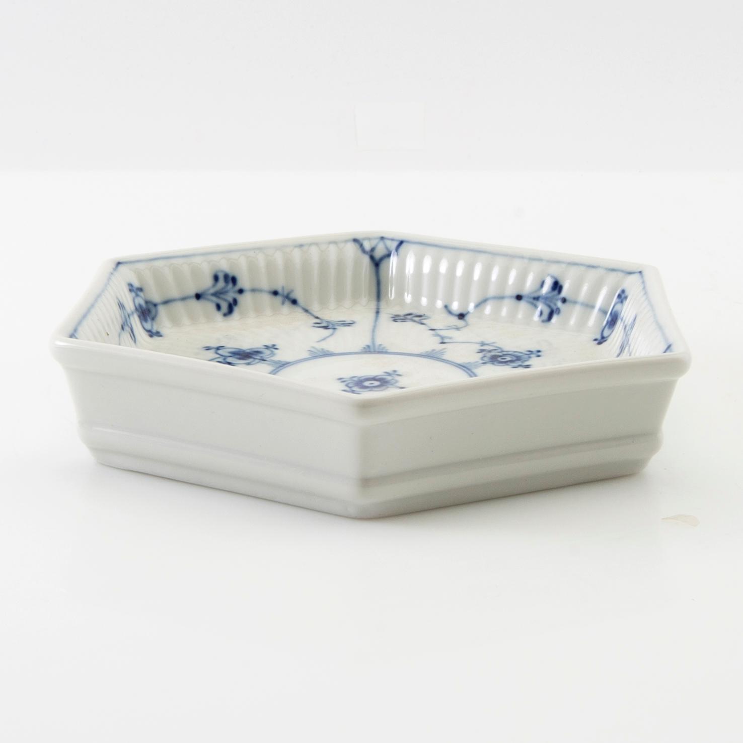 Service approximately 42 pieces "Musselmalet rifflet/halvblonde" Royal Copenhagen Denmark porcelain first half of the 20th century.