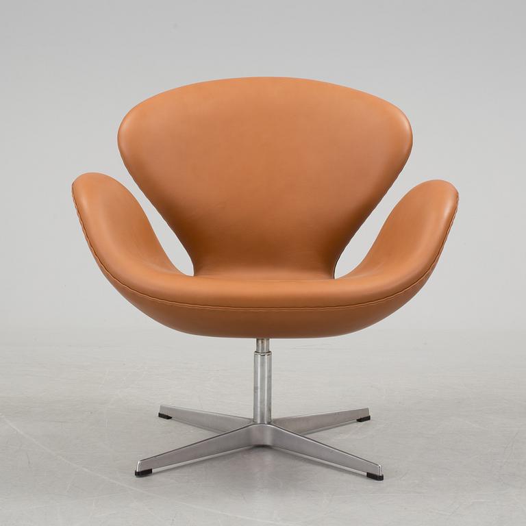 A Danish Arne Jacobsen "Svanen" armchair for Fritz Hansen, 1900-talets andra hälft.