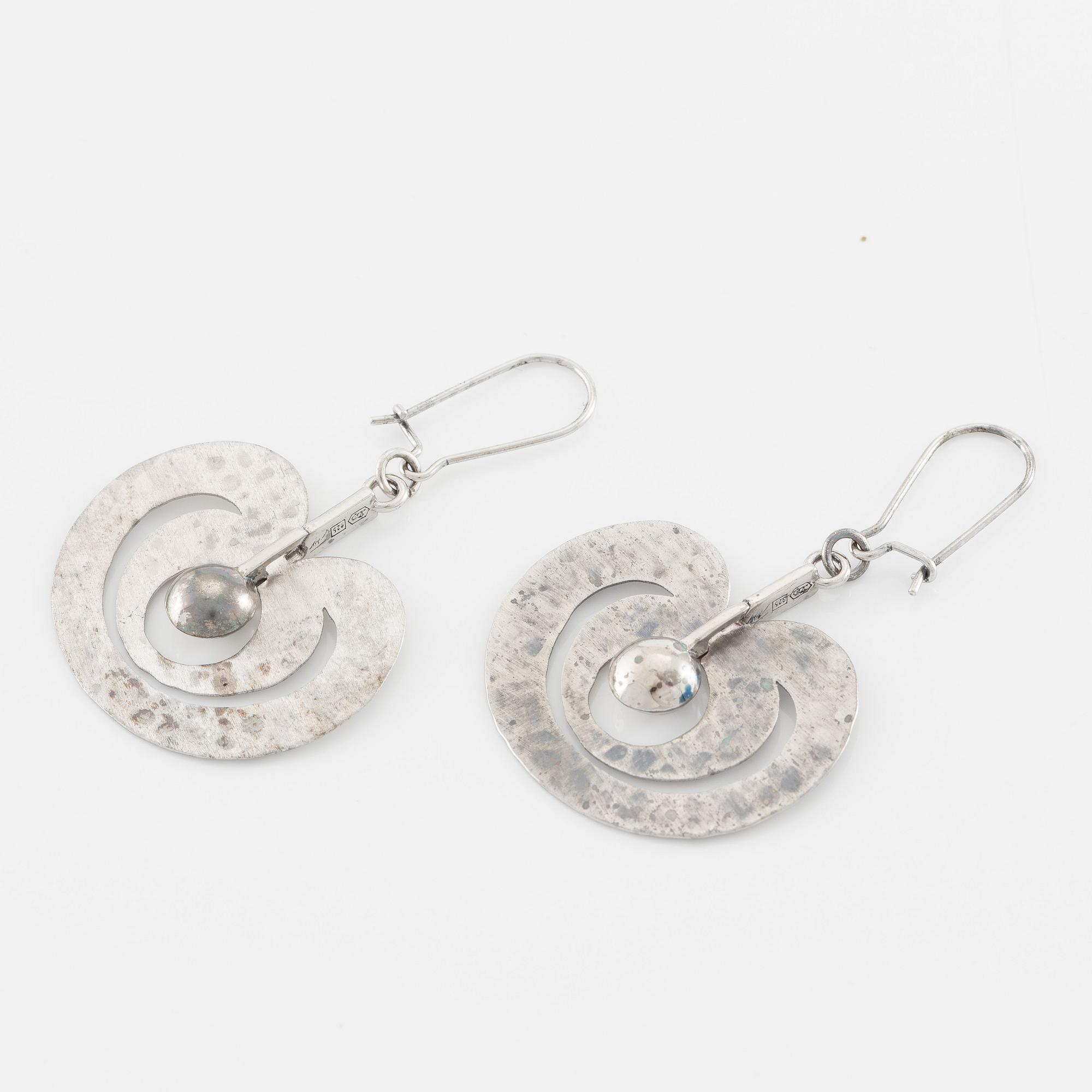 Tapio Wirkkala, ett par örhängen "Omena", sterlingsilver, för Kultakeskus.
