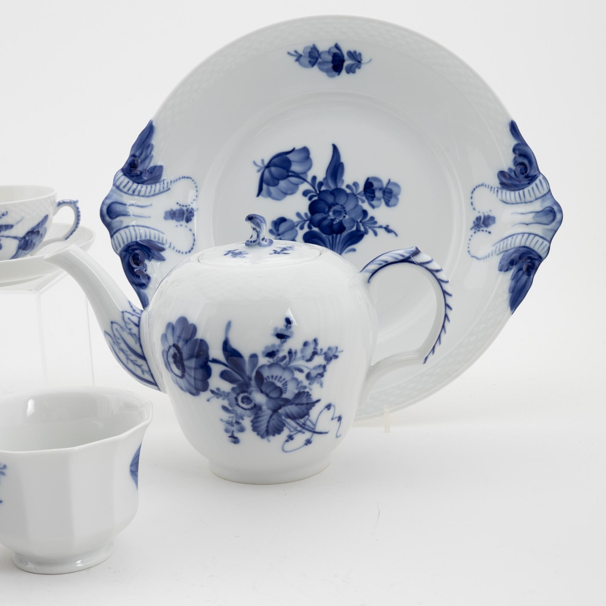 A Royal Copenhagen porcelaine coffee- and tea service (88 pieces).