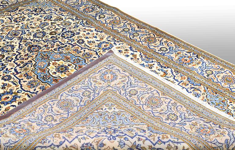 A CARPET Kashan, ca 305 x 200 cm.