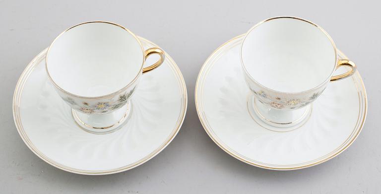 KAFFEKOPPAR, 11 st med 10 fat, porslin, sannolikt Tyskland, 1900-talets första hälft.