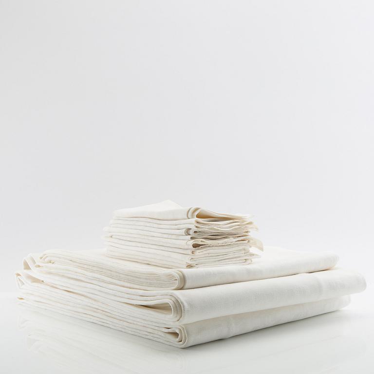 Tablecloths, 3 pcs, and napkins, 12 pcs, damask, first half/mid 20th century.