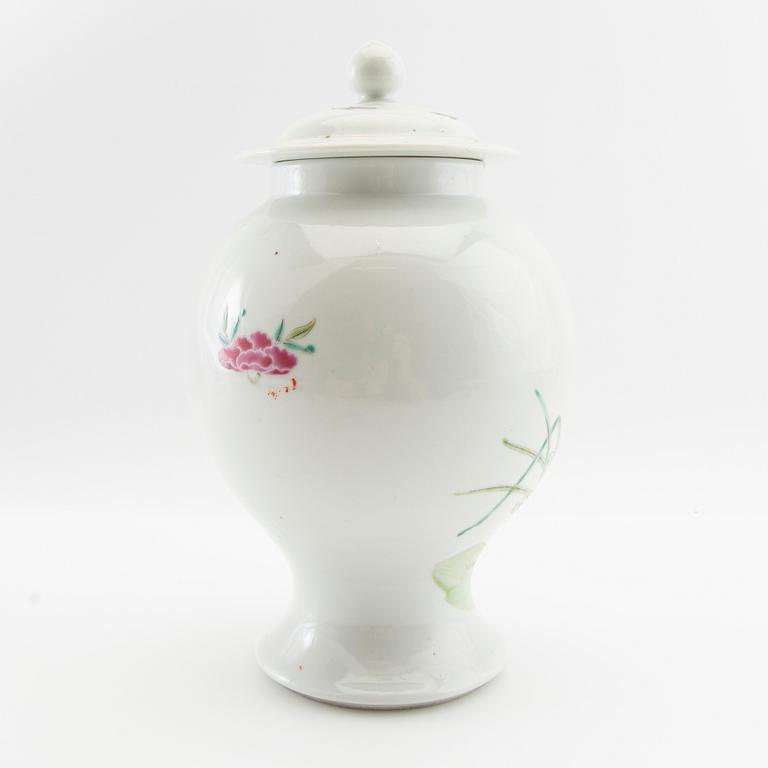 Lock urn China, 19th century porcelain.