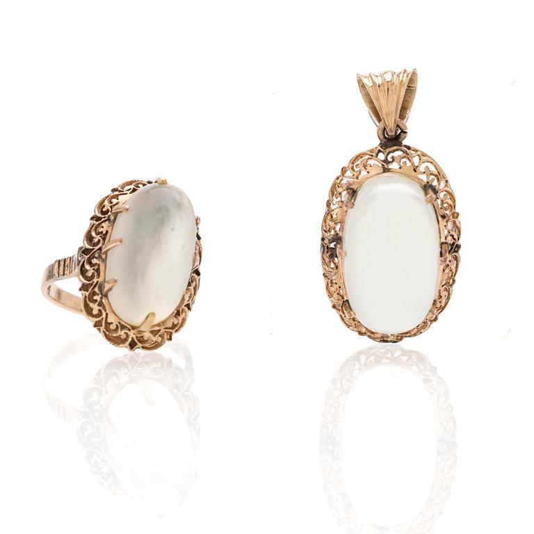 Ring and pendant in 14K gold with cabochon-cut moonstones.
