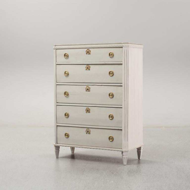 A chest of drawers from arund 1900.