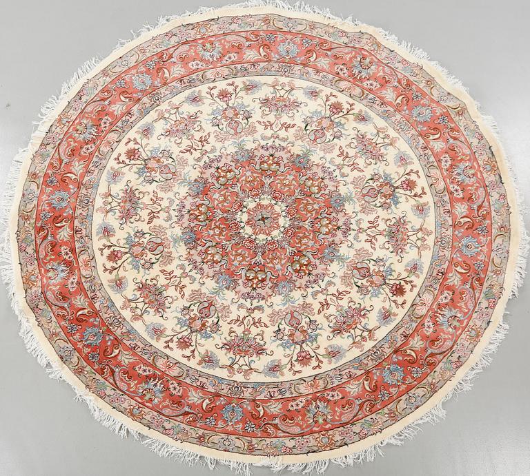 A Kashmar rug, part silk, diameter 245 cm.