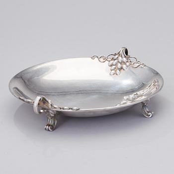 A silver serving dish with French "Swan" hallmark and Finnish control marks, 1937. Weight circa 1020 g.