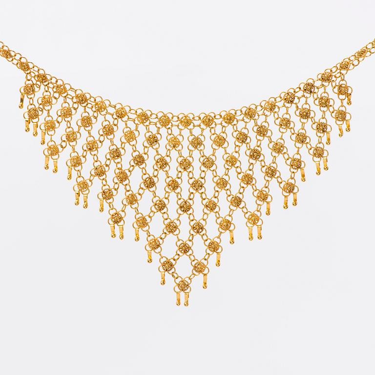 A NECKLACE, 18K gold. Greece.