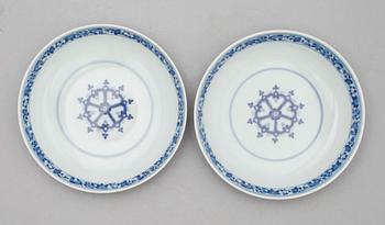 SKÅLAR, 1 par, porslin, Kina, 1900-talets andra hälft.