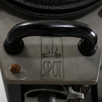 STUDIOSTRÅLKASTARE OCH STRÅLKASTARE PÅ FOT, 1940-50-tal.