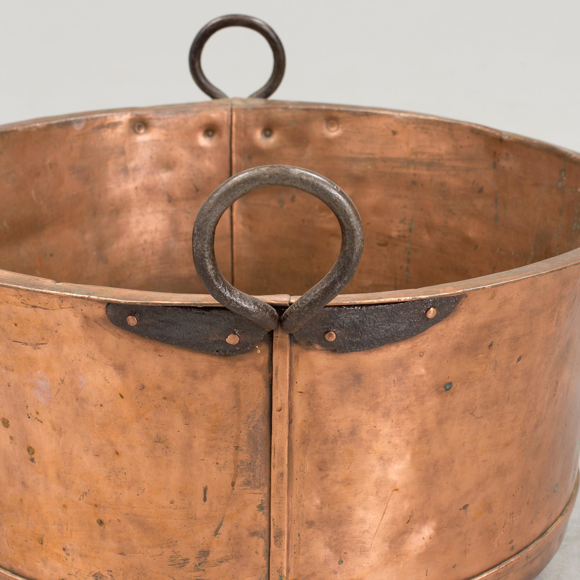 COPPER TRAY, 19th century.